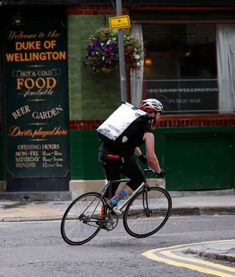 Le sac à dos Ortlieb Messenger-Bag Pro de 39 litres est un produit de messagerie professionnel haut de gamme avec compartiment transparent pour l'insertion d'affiches publicitaires au format A3 pour une utilisation secondaire comme espace publicitaire mobile